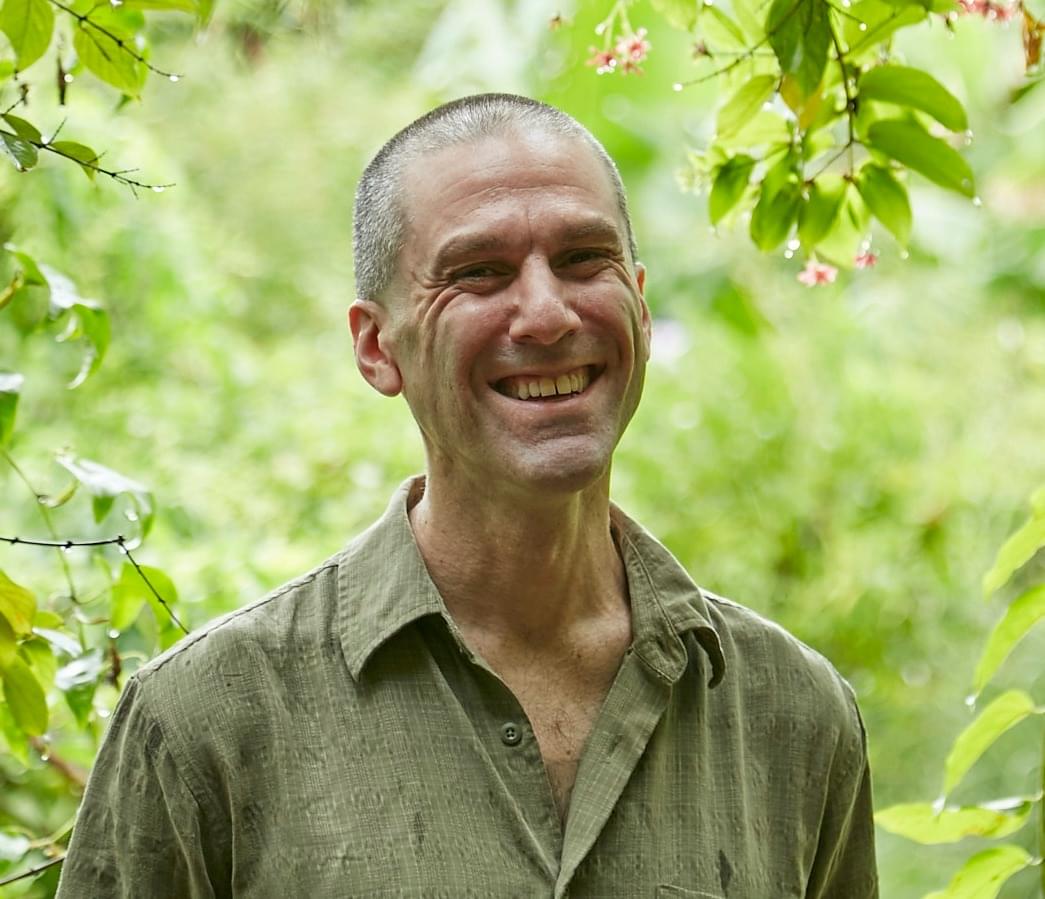 Dave Berman, aka ĐƠN GIẢN, smiling in nature.